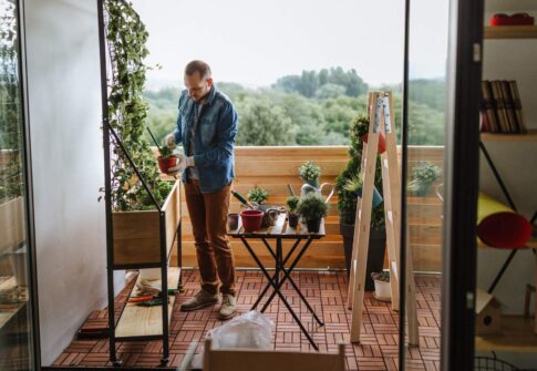 Jak tworzyć kompozycje roślinne na balkonie i tarasie